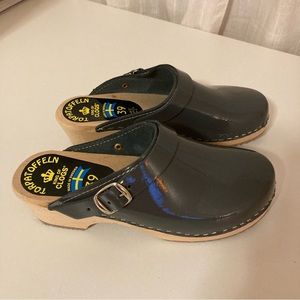 Grey patent leather wooden clogs